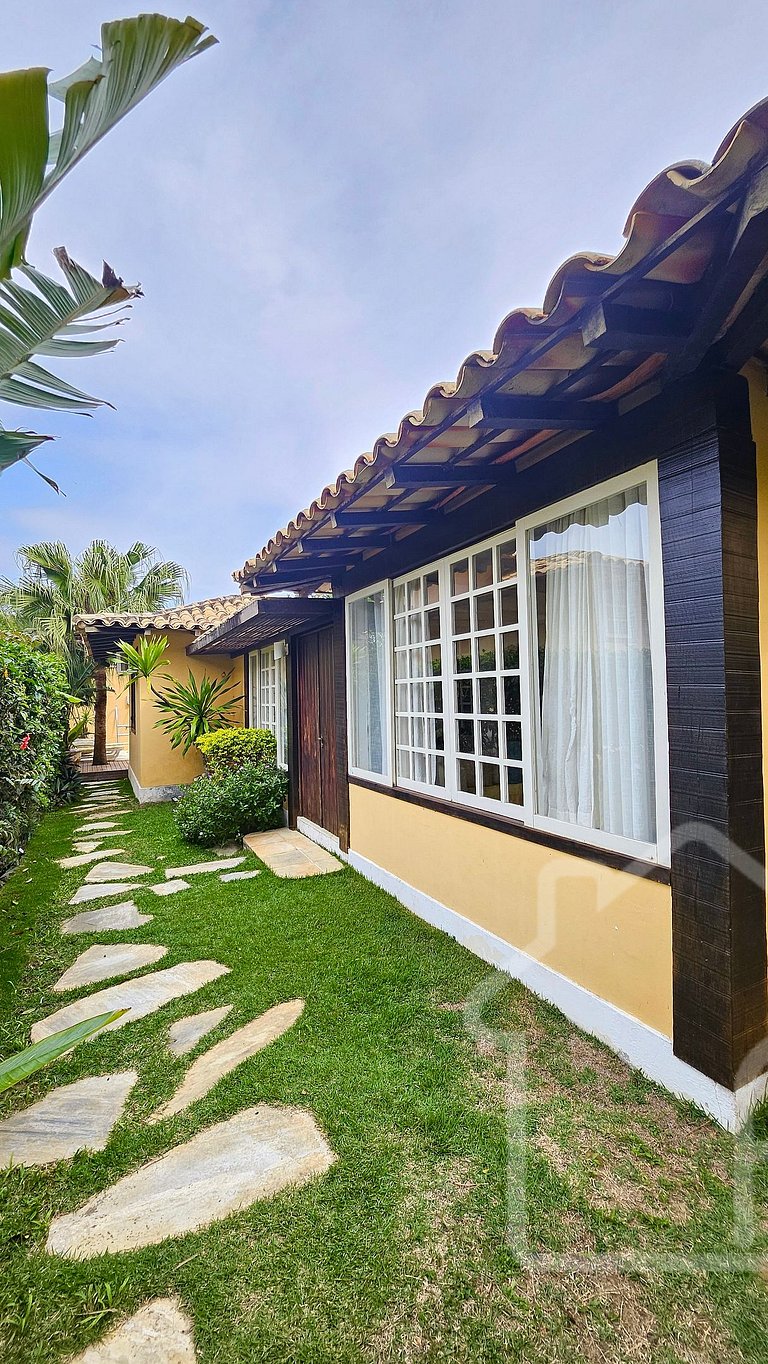 Casa na Ferradura com piscina e churrasqueira