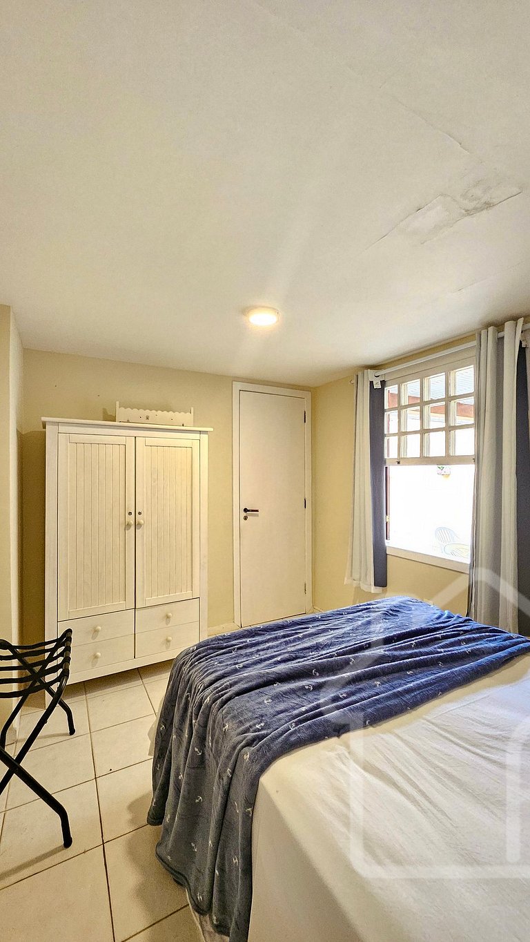 Casa na Ferradura com piscina e churrasqueira