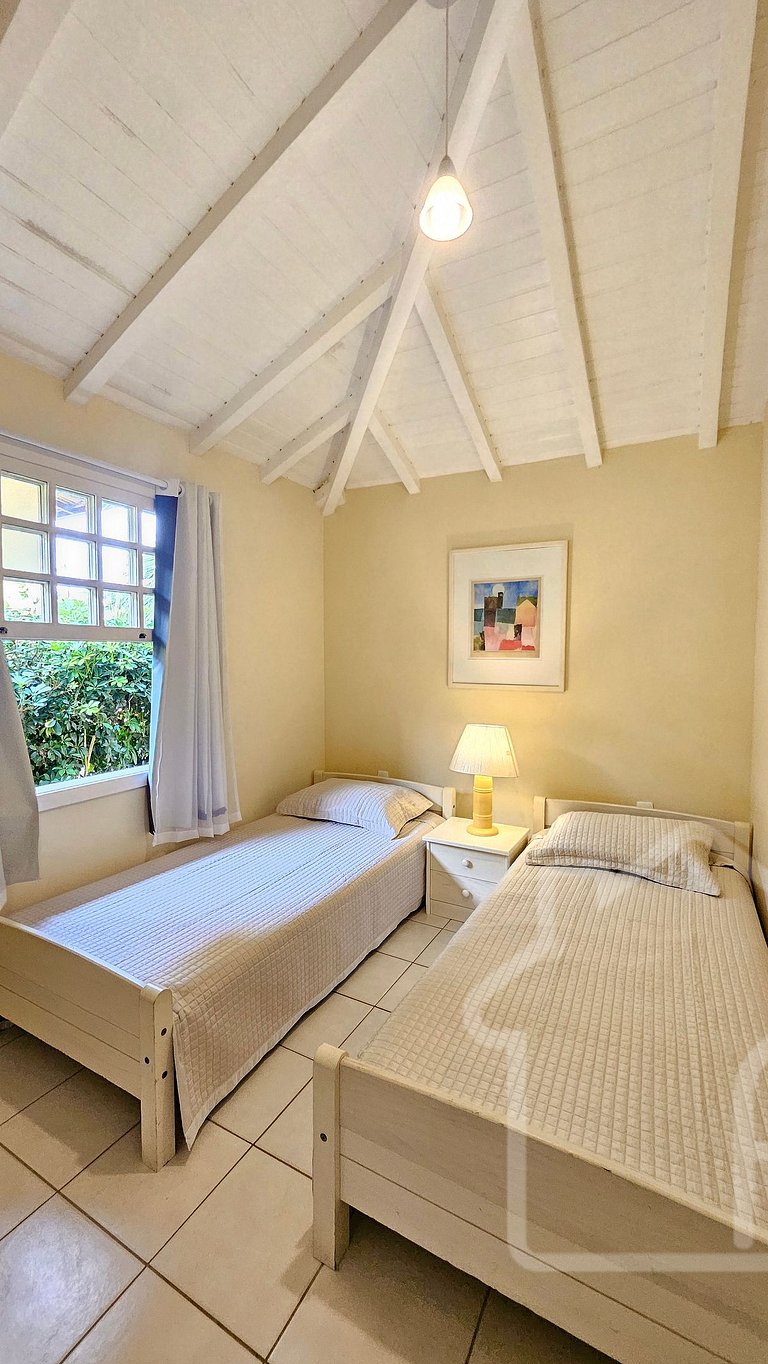 Casa na Ferradura com piscina e churrasqueira