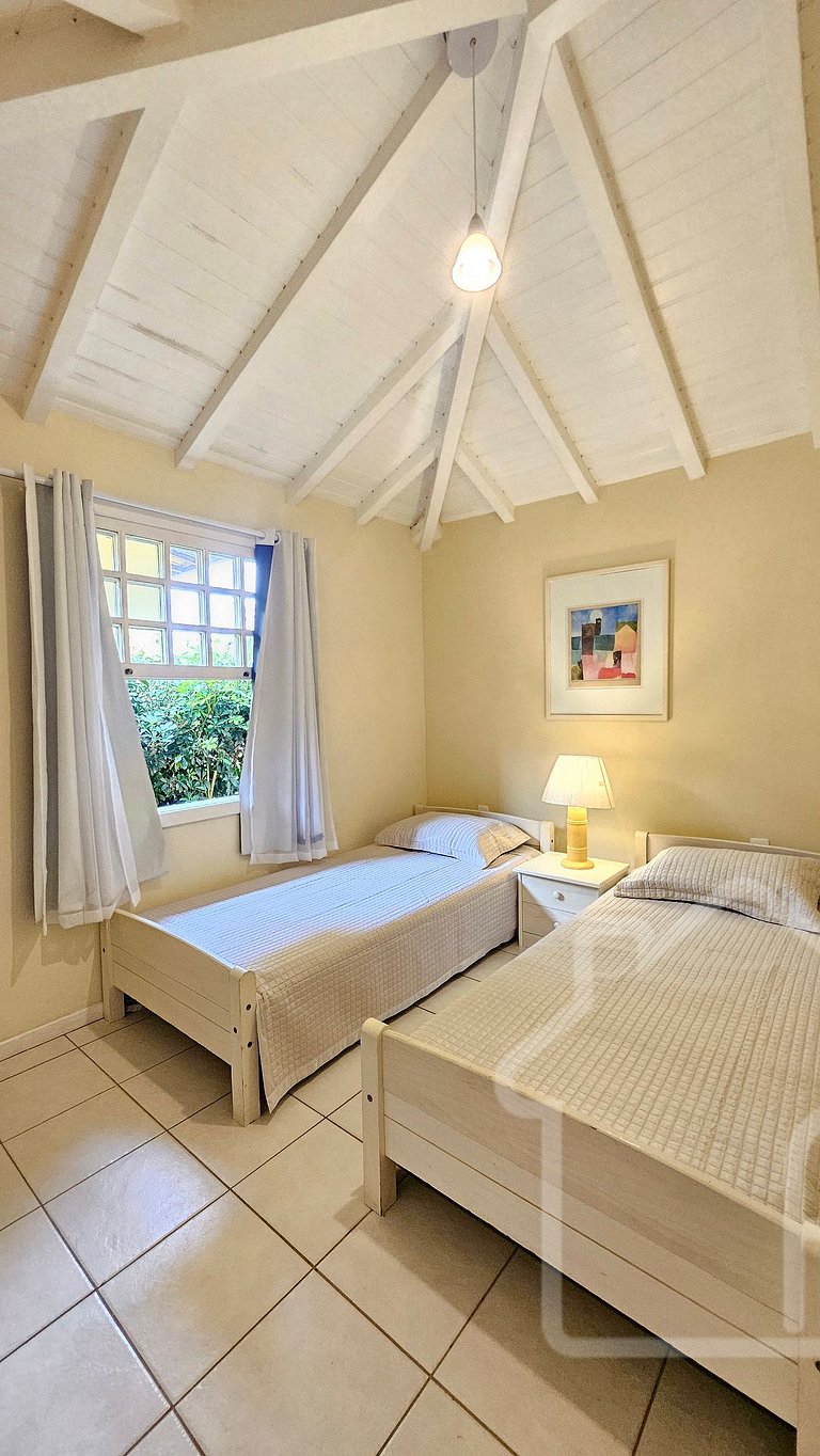 Casa na Ferradura com piscina e churrasqueira