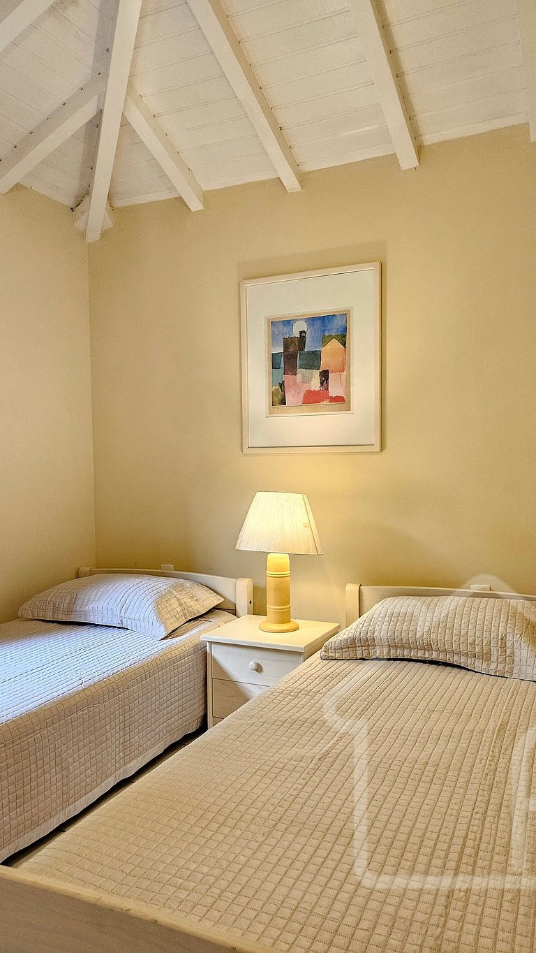 Casa na Ferradura com piscina e churrasqueira