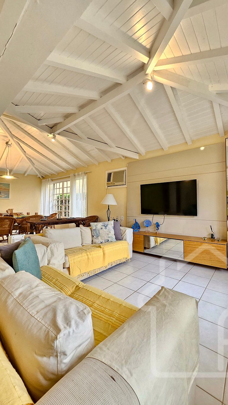 Casa na Ferradura com piscina e churrasqueira