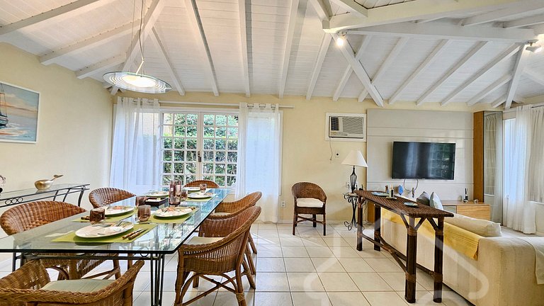 Casa na Ferradura com piscina e churrasqueira