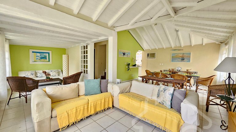 Casa na Ferradura com piscina e churrasqueira