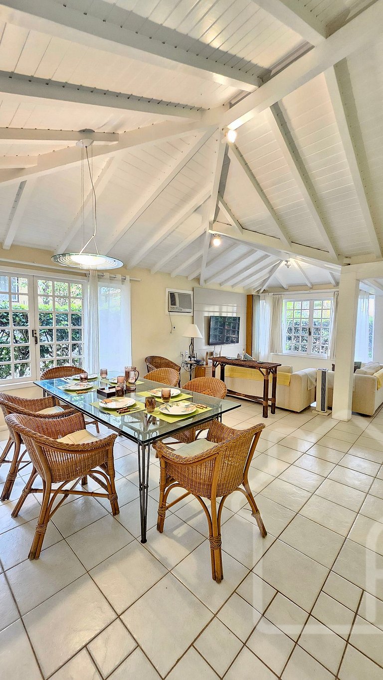 Casa na Ferradura com piscina e churrasqueira