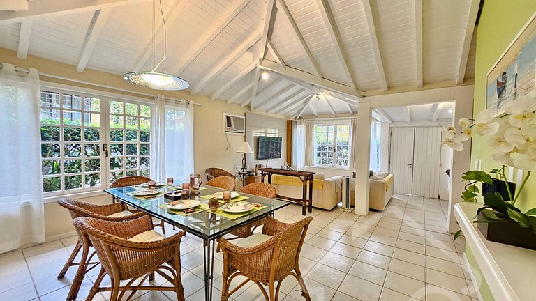 Casa na Ferradura com piscina e churrasqueira