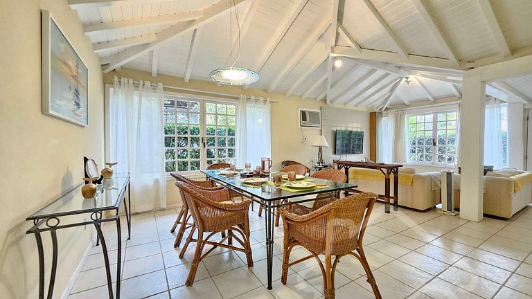 Casa na Ferradura com piscina e churrasqueira