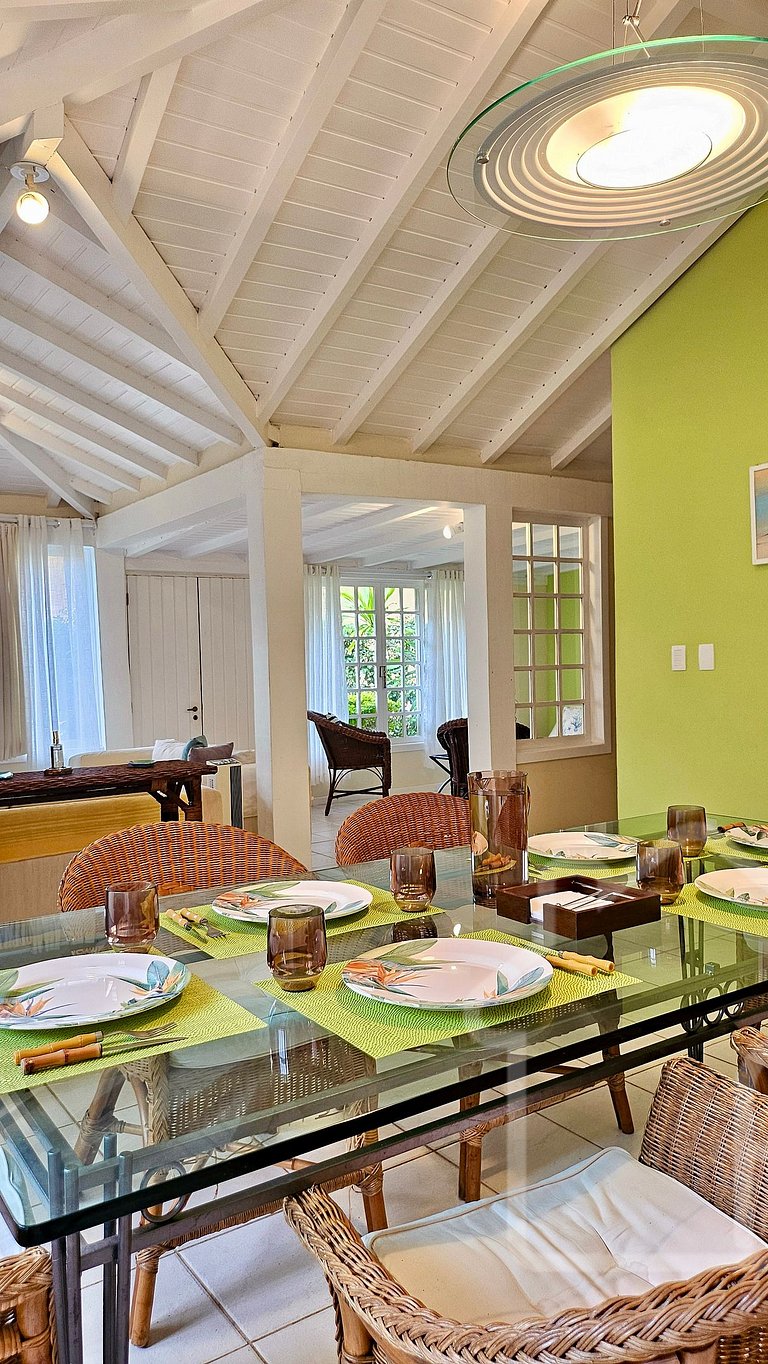 Casa na Ferradura com piscina e churrasqueira