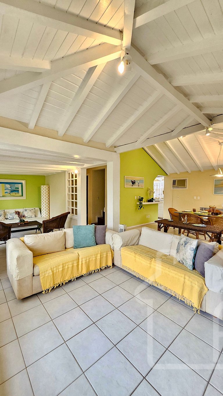 Casa na Ferradura com piscina e churrasqueira