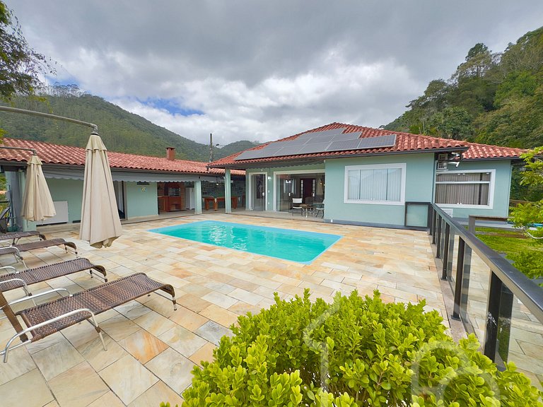 Casa nas montanhas com piscina e sauna