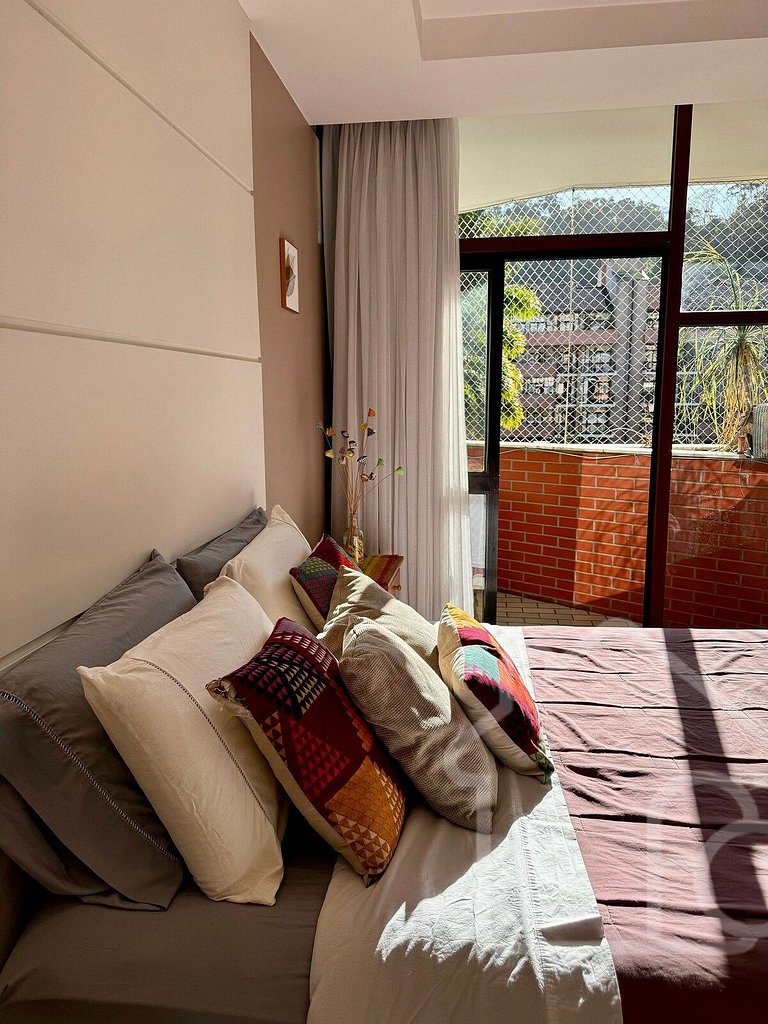 Apartamento central com piscina e playground