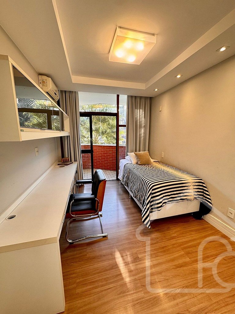 Apartamento central com piscina e playground