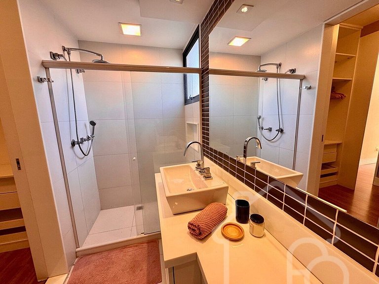 Apartamento central com piscina e playground