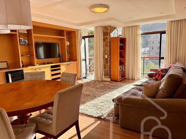 Apartamento central com piscina e playground