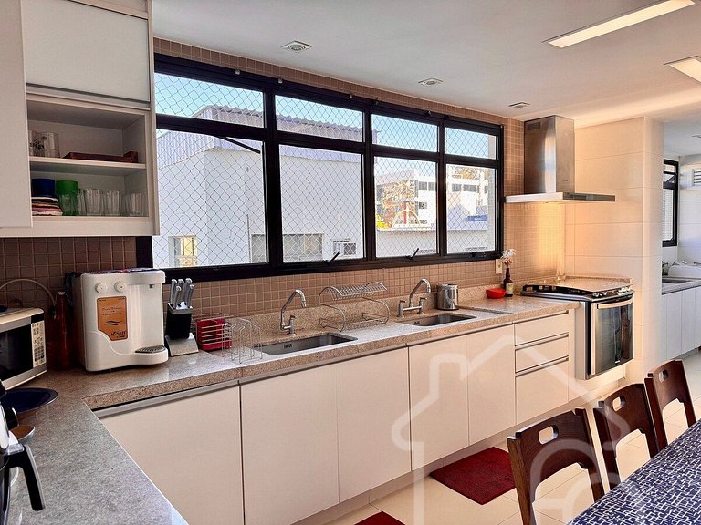 Apartamento central com piscina e playground