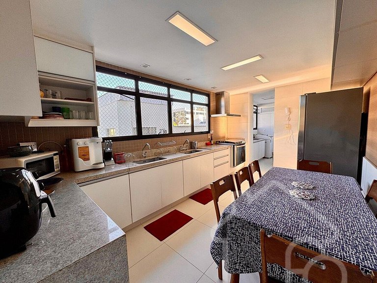 Apartamento central com piscina e playground