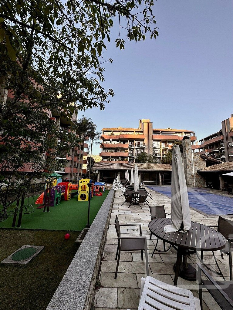 Apartamento central com piscina e playground