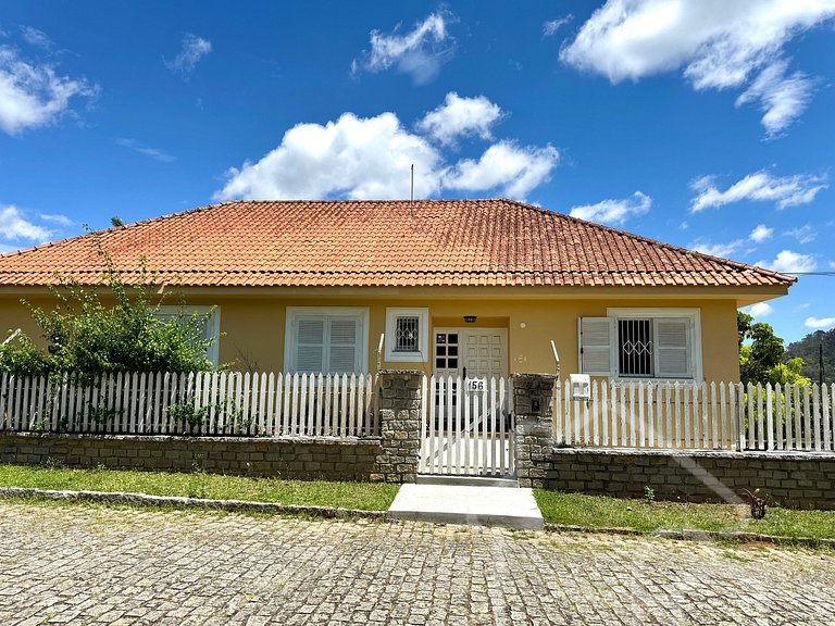 Casa Incrível com Vista para as Montanhas