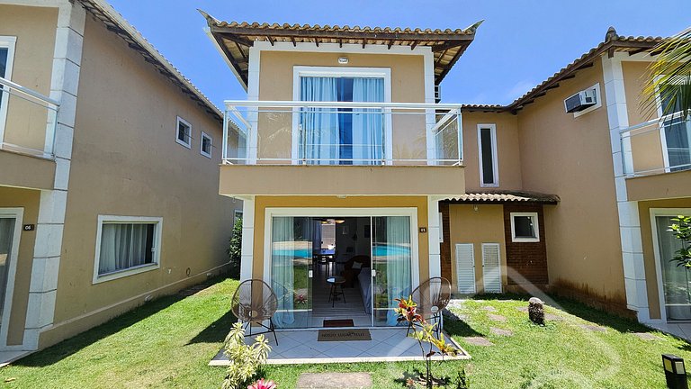 Casa com piscina em condomínio na Rasa