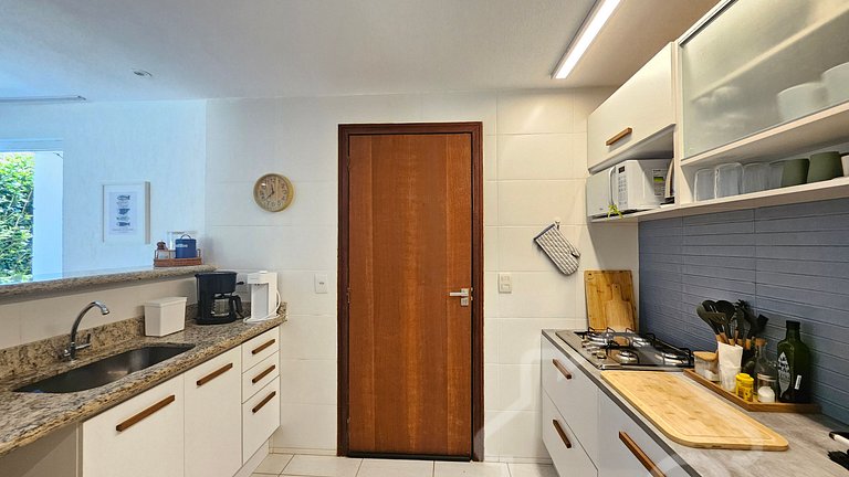 Casa com piscina em condomínio na Rasa