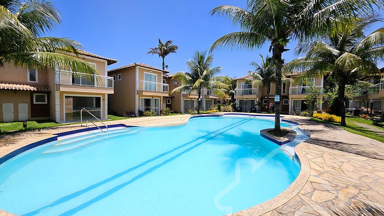 Casa com piscina em condomínio na Rasa