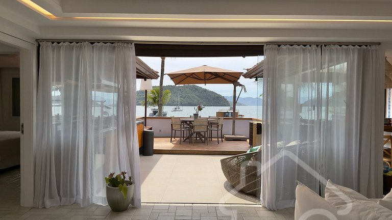 Cobertura de Luxo Pé na Areia em Angra