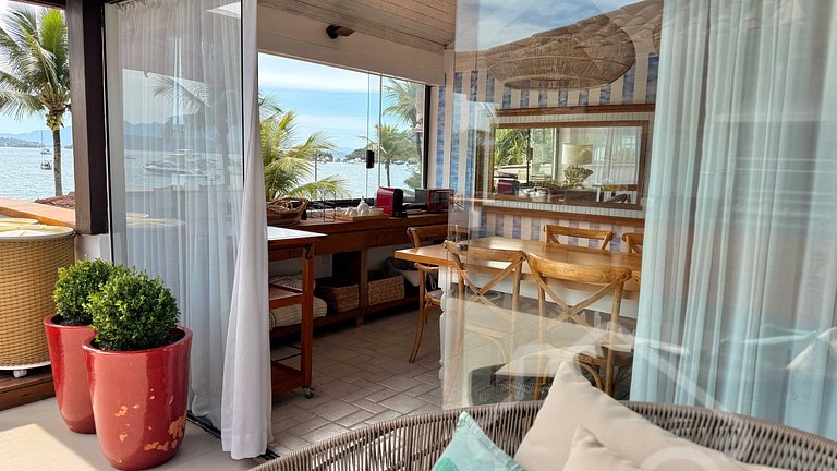 Cobertura de Luxo Pé na Areia em Angra