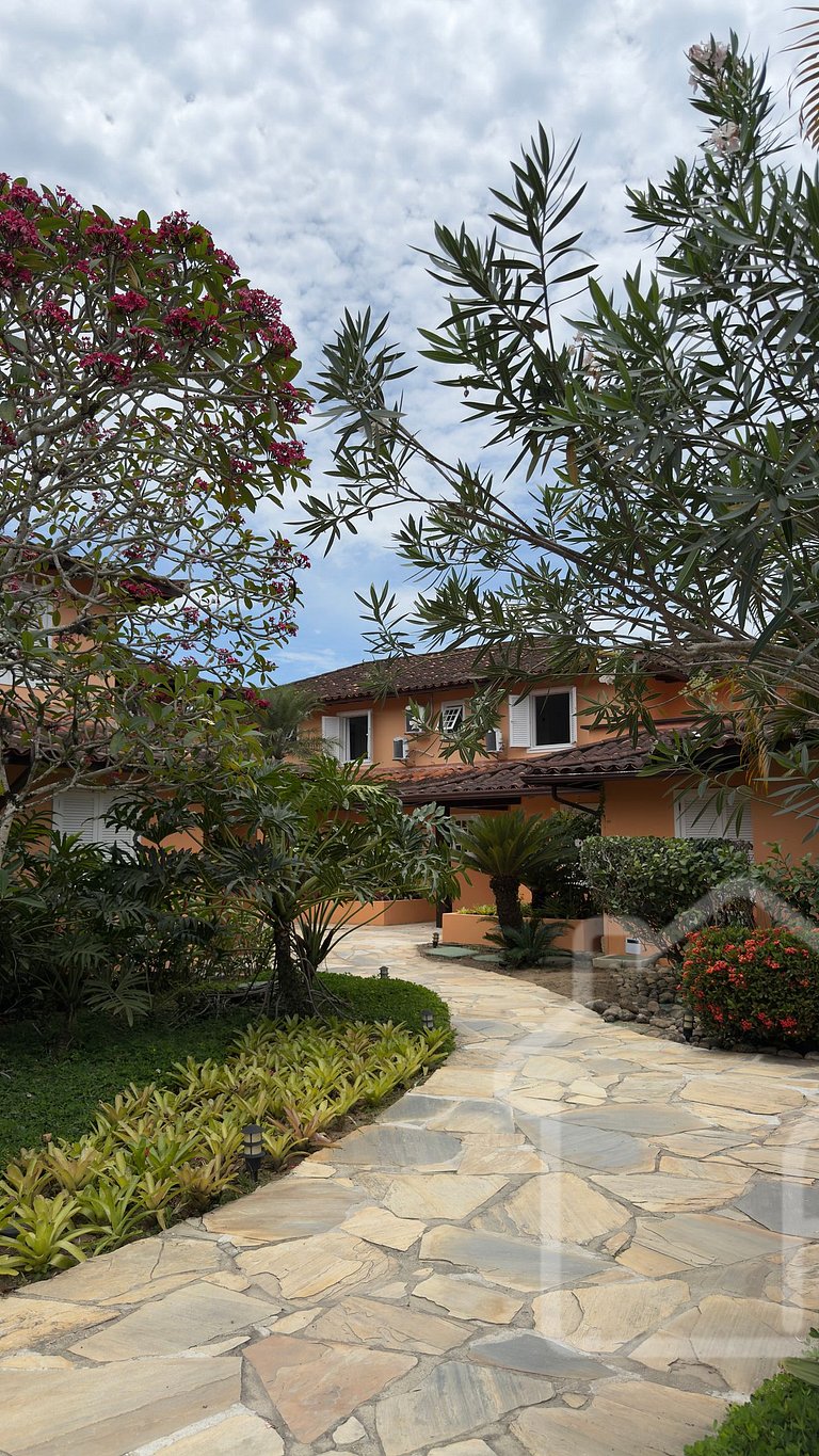 Cobertura de Luxo Pé na Areia em Angra