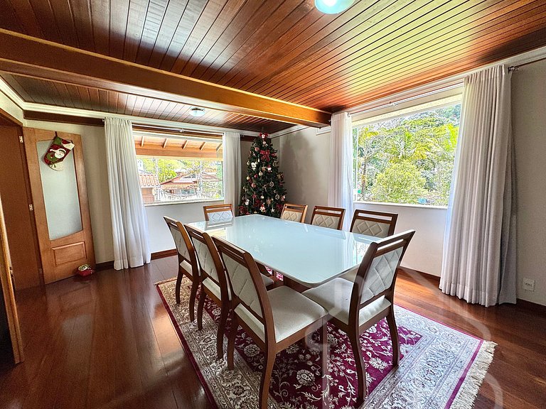 Casa com piscina no Vale dos Pinheiros