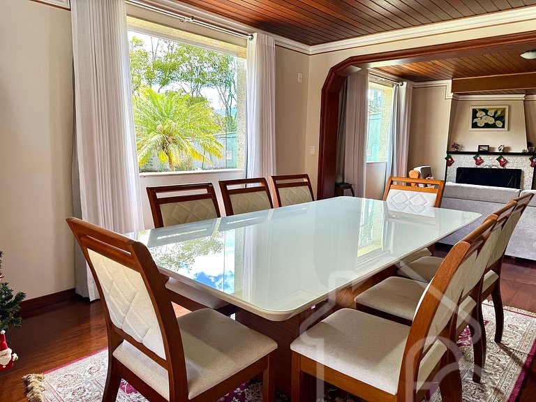 Casa com piscina no Vale dos Pinheiros