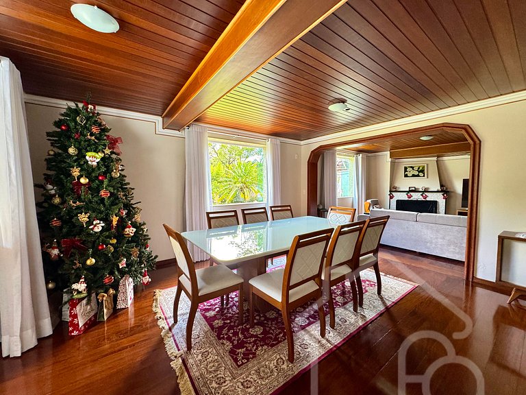 Casa com piscina no Vale dos Pinheiros