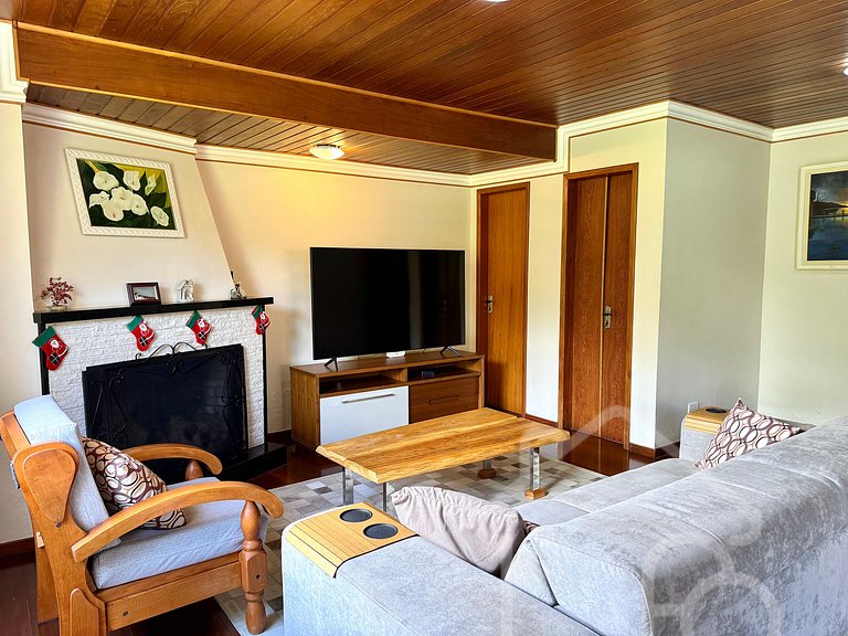 Casa com piscina no Vale dos Pinheiros