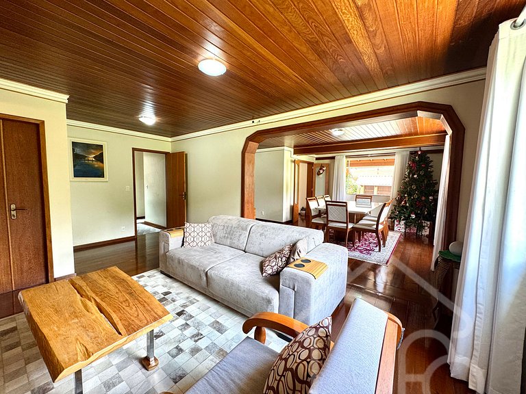 Casa com piscina no Vale dos Pinheiros