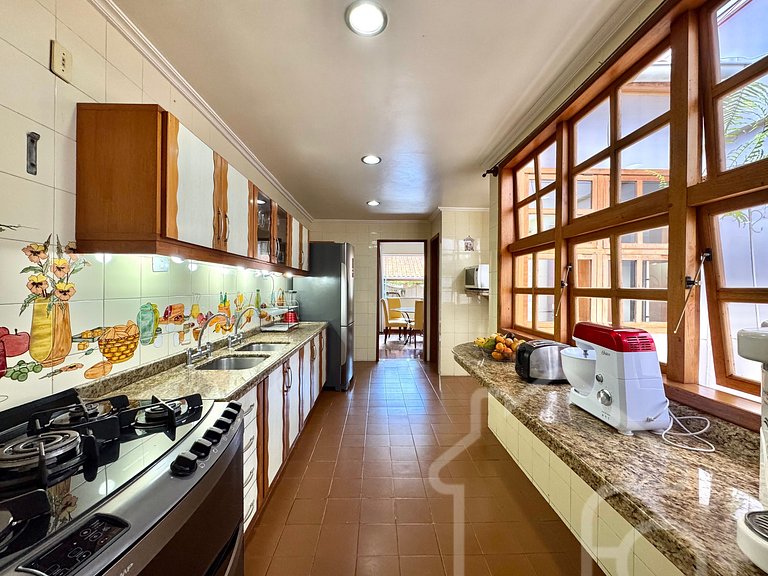 Casa com piscina no Vale dos Pinheiros