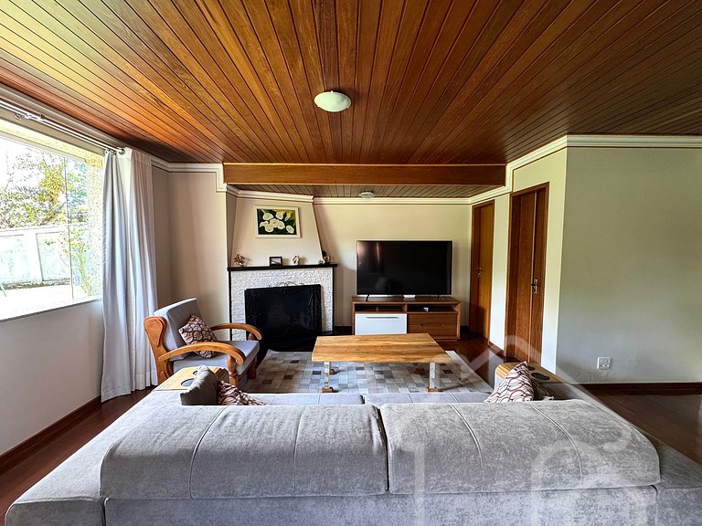 Casa com piscina no Vale dos Pinheiros