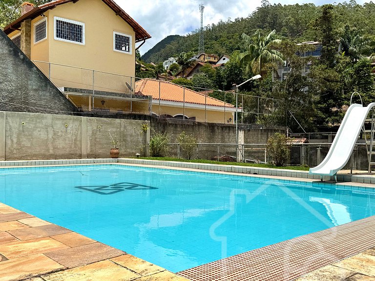 Casa com piscina no Vale dos Pinheiros