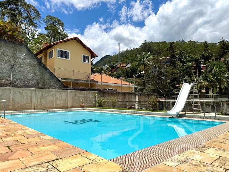 Casa com piscina no Vale dos Pinheiros