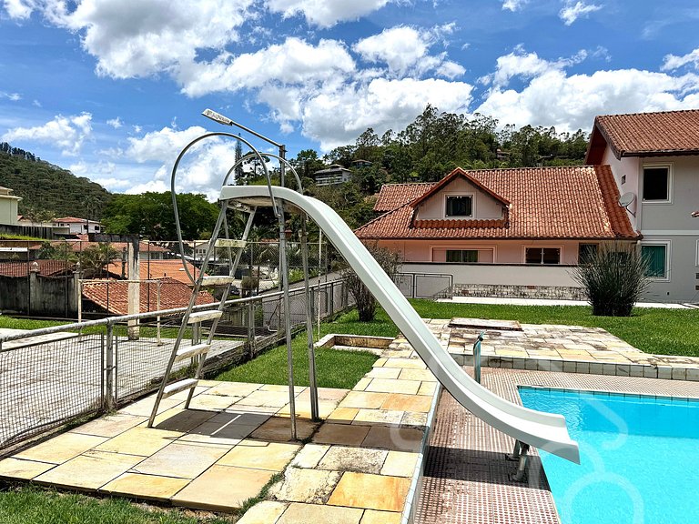 Casa com piscina no Vale dos Pinheiros