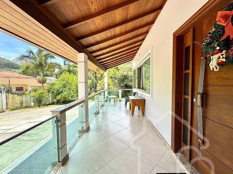 Casa com piscina no Vale dos Pinheiros