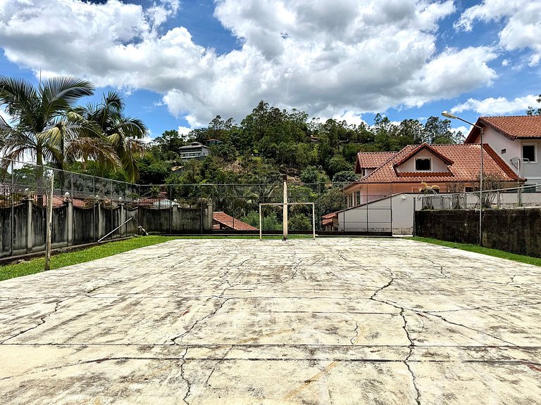 Casa com piscina no Vale dos Pinheiros