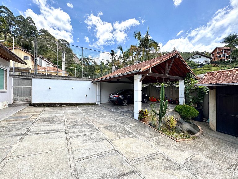 Casa com piscina no Vale dos Pinheiros