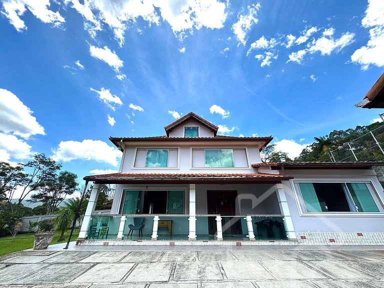 Casa com piscina no Vale dos Pinheiros