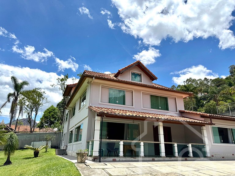 Casa com piscina no Vale dos Pinheiros
