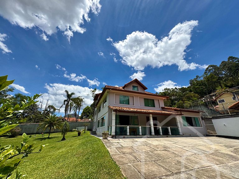 Casa com piscina no Vale dos Pinheiros