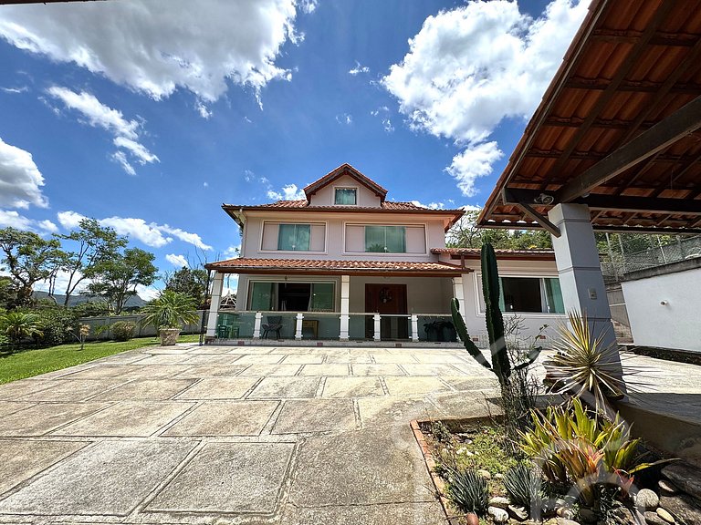 Casa com piscina no Vale dos Pinheiros