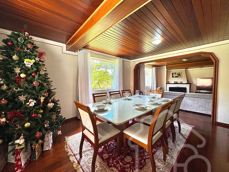 Casa com piscina no Vale dos Pinheiros