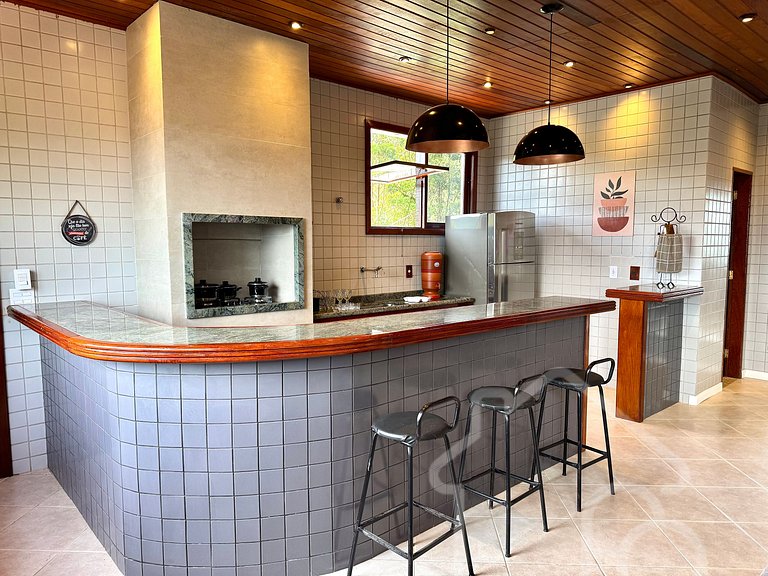 Chalé com Área Gourmet Incrível e Jacuzzi