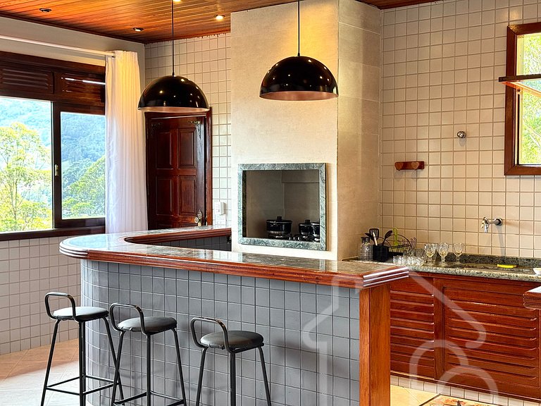 Chalé com Área Gourmet Incrível e Jacuzzi