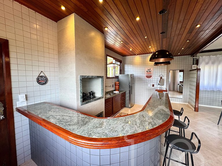 Chalé com Área Gourmet Incrível e Jacuzzi