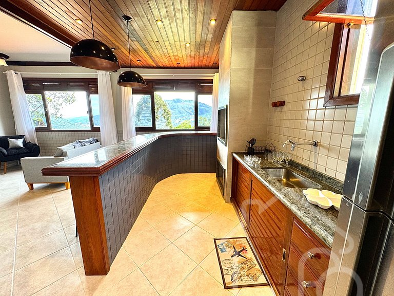 Chalé com Área Gourmet Incrível e Jacuzzi